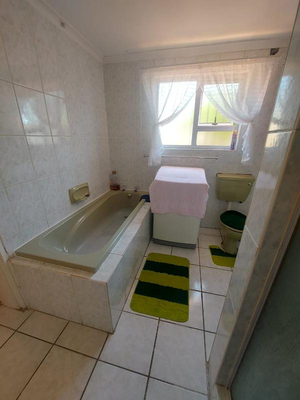 2 Bedroom Property for Sale in Goodwood Central Western Cape